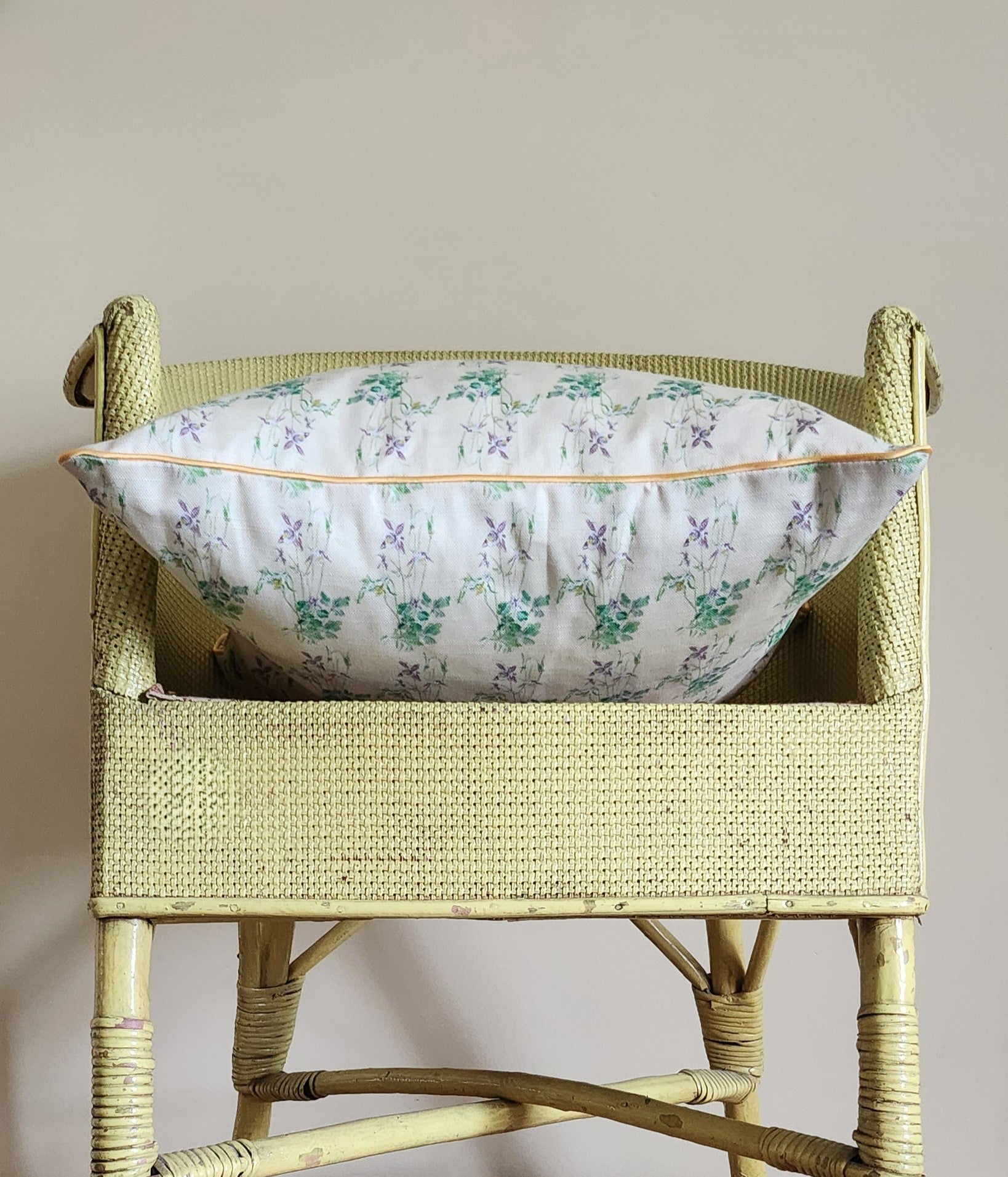 LITTLE AQUILEGIA YELLOW PIPE cushion