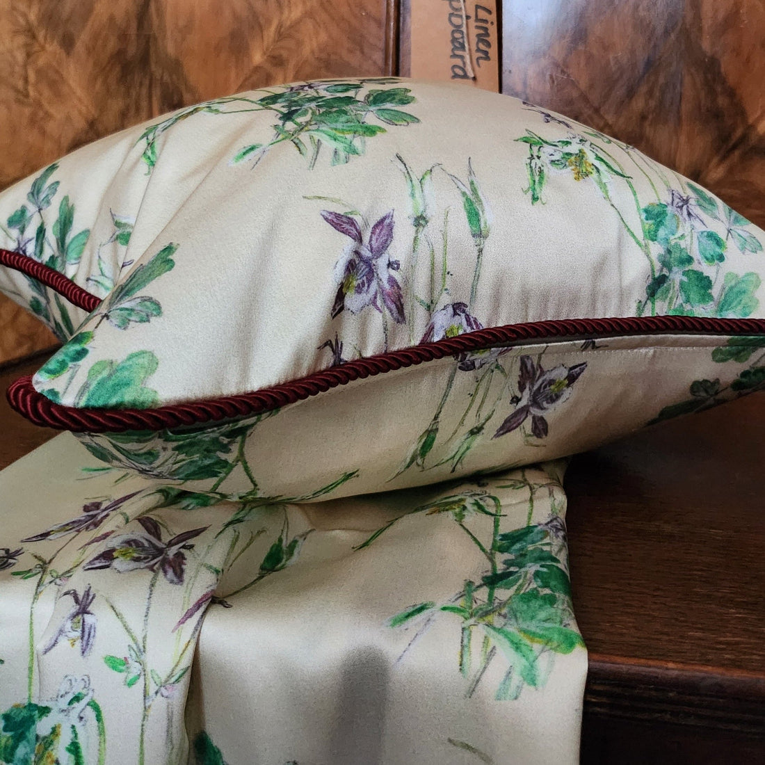 AQUILEGIA QUEENIE MAY SILK cover