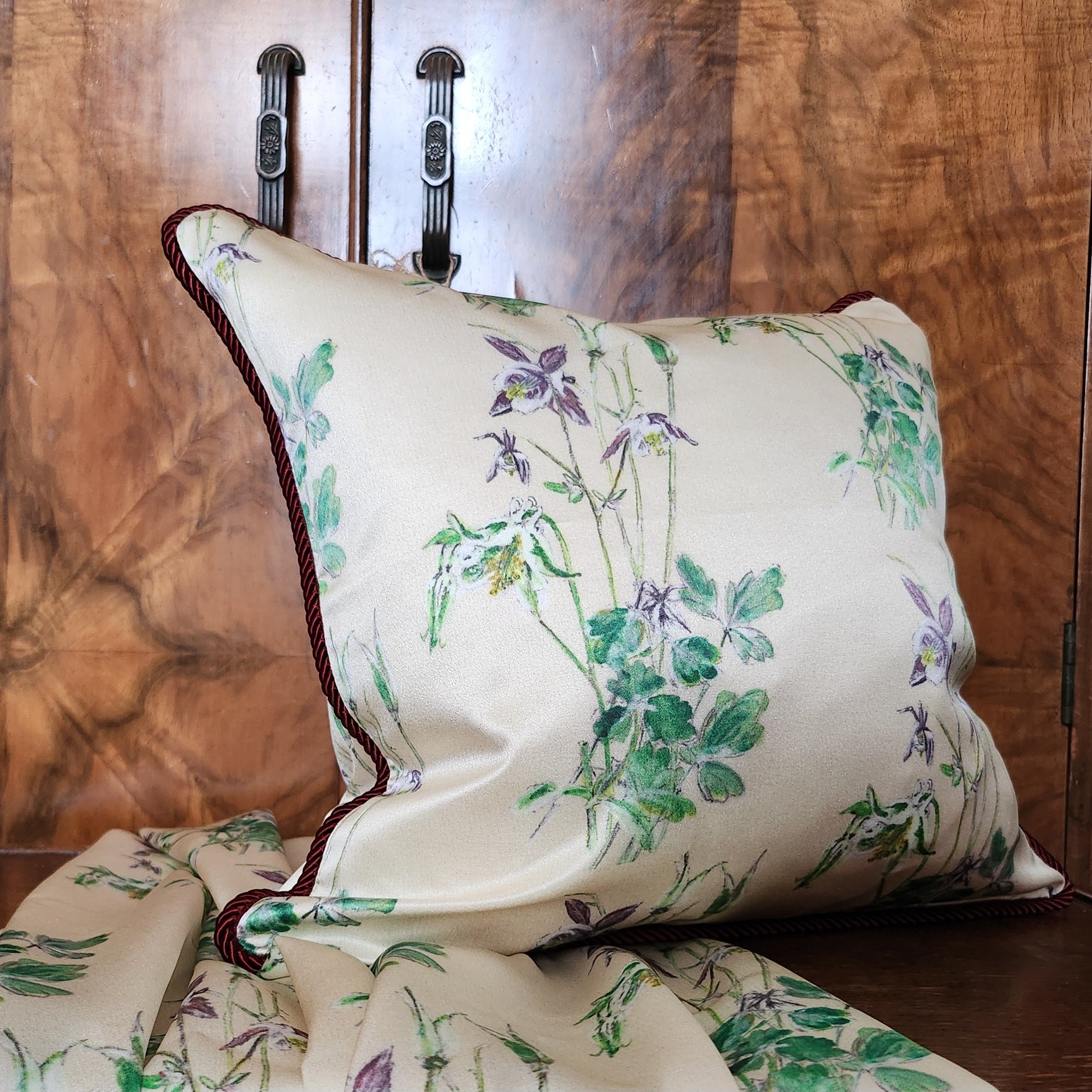 AQUILEGIA QUEENIE MAY SILK cover