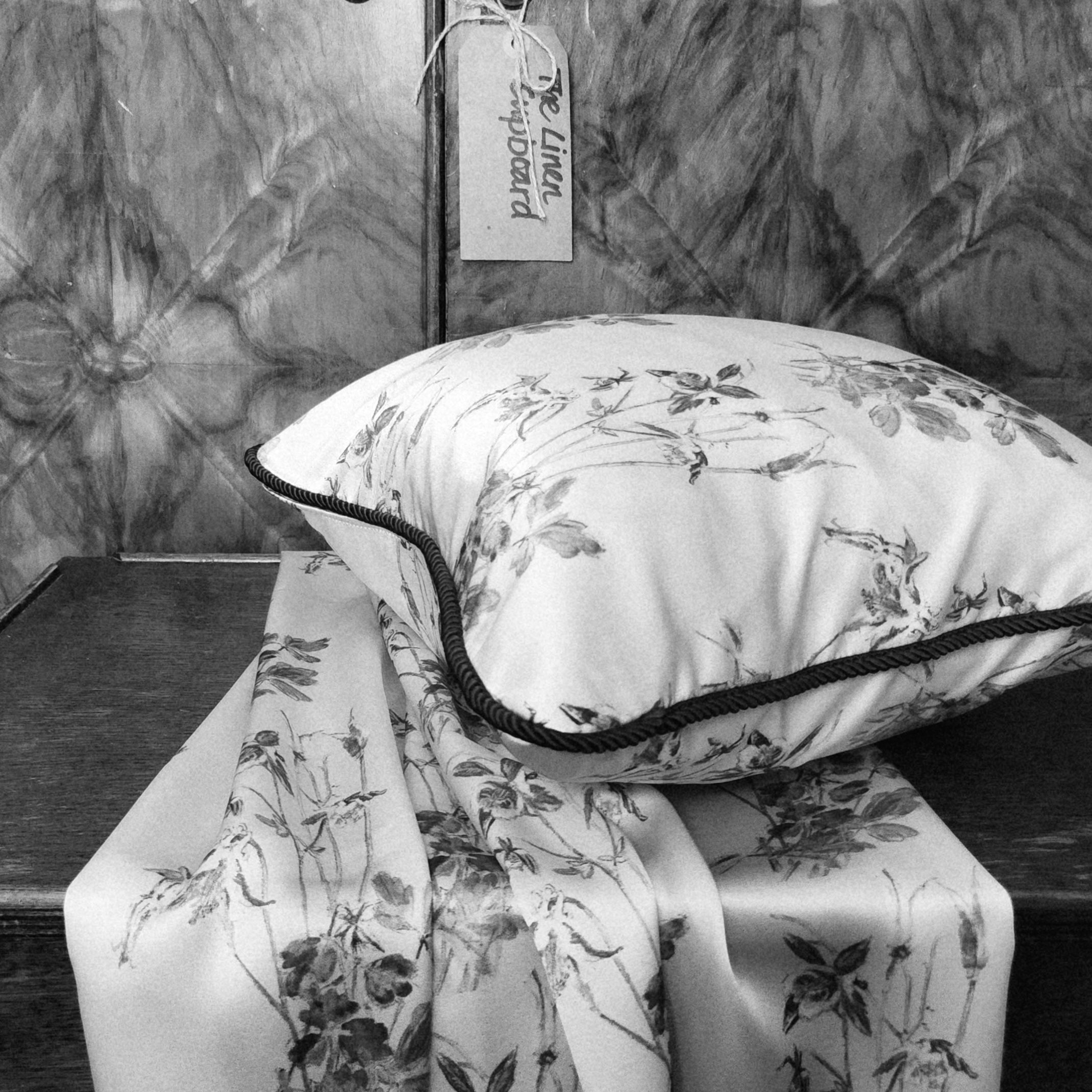 AQUILEGIA QUEENIE MAY SILK cover