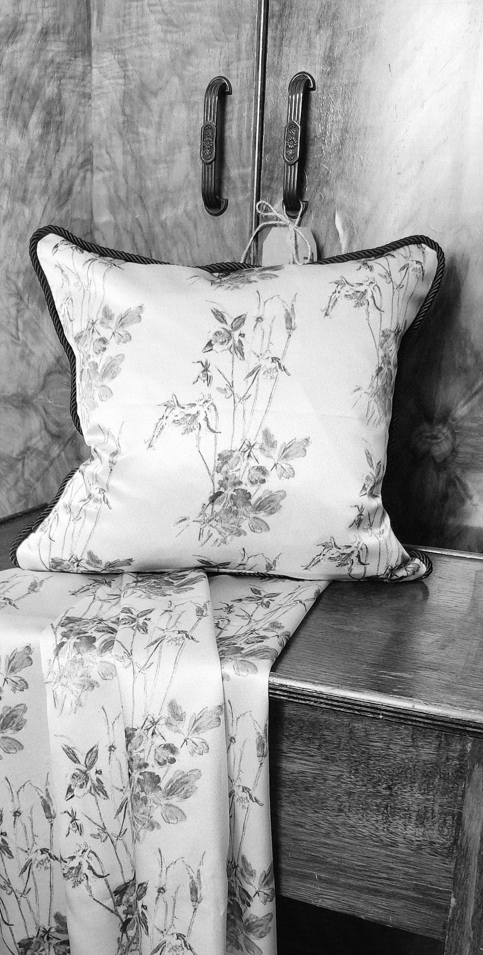 AQUILEGIA QUEENIE MAY SILK cover