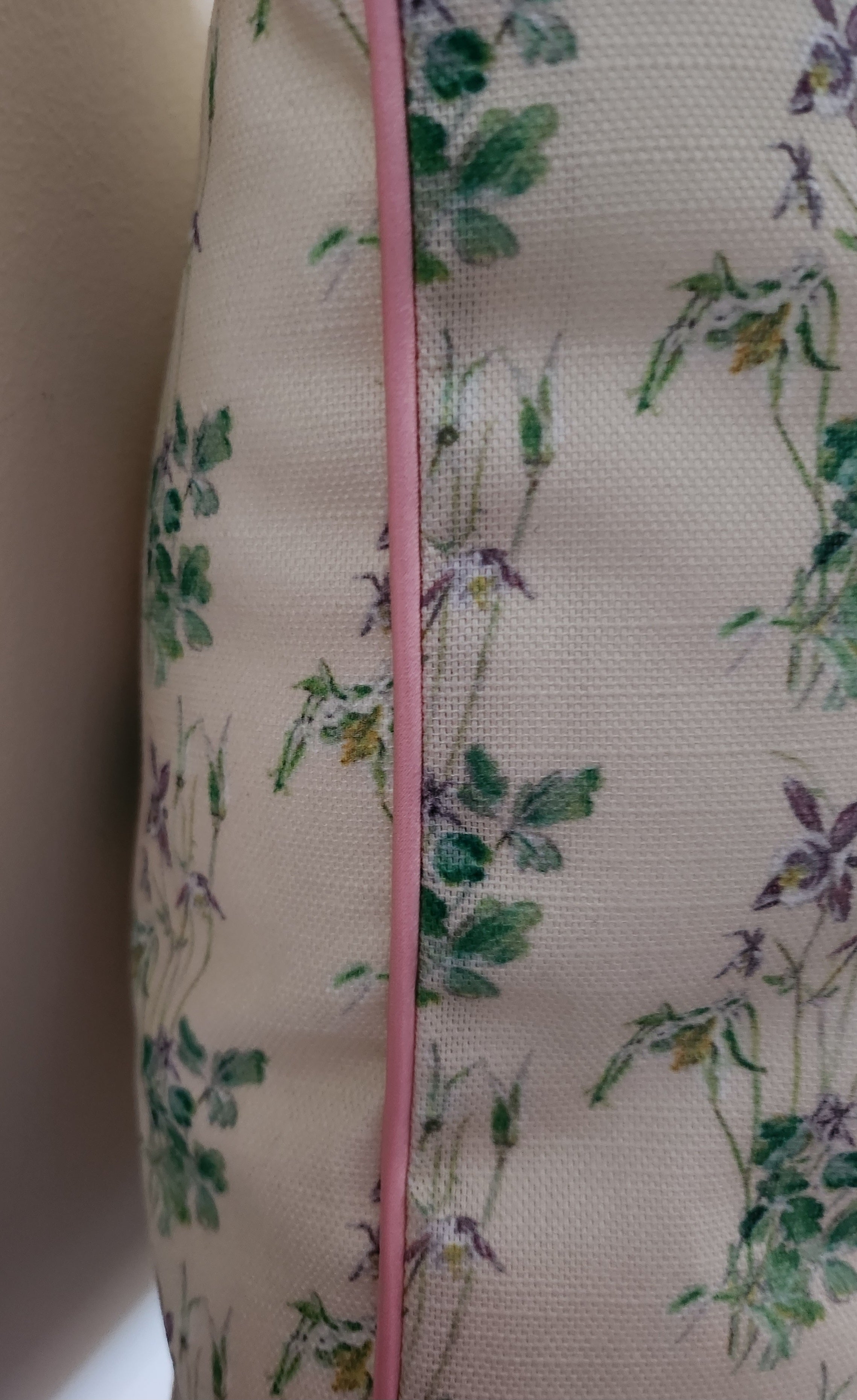 LITTLE AQUILEGIA PINK PIPE cushion