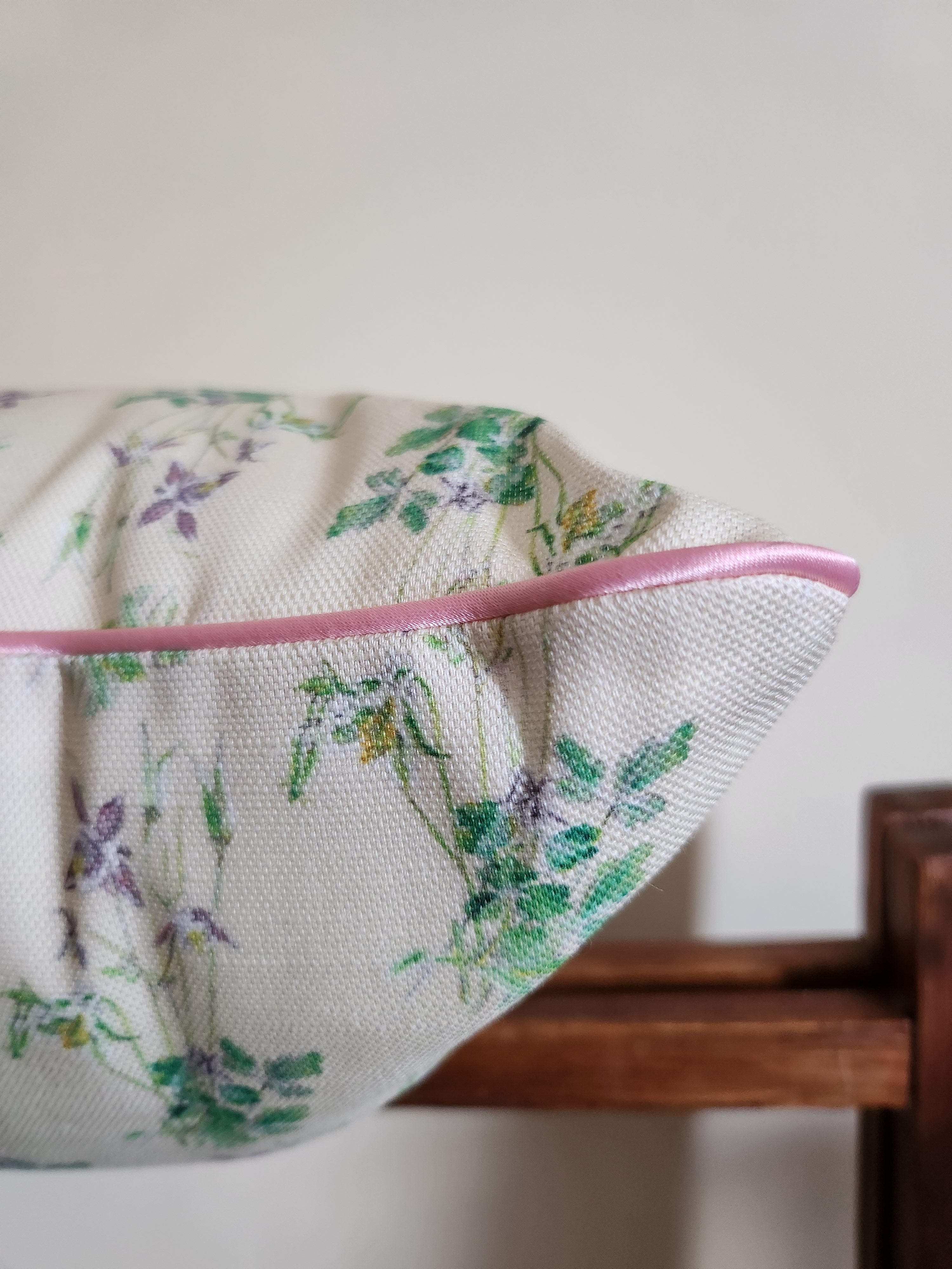 LITTLE AQUILEGIA PINK PIPE cushion