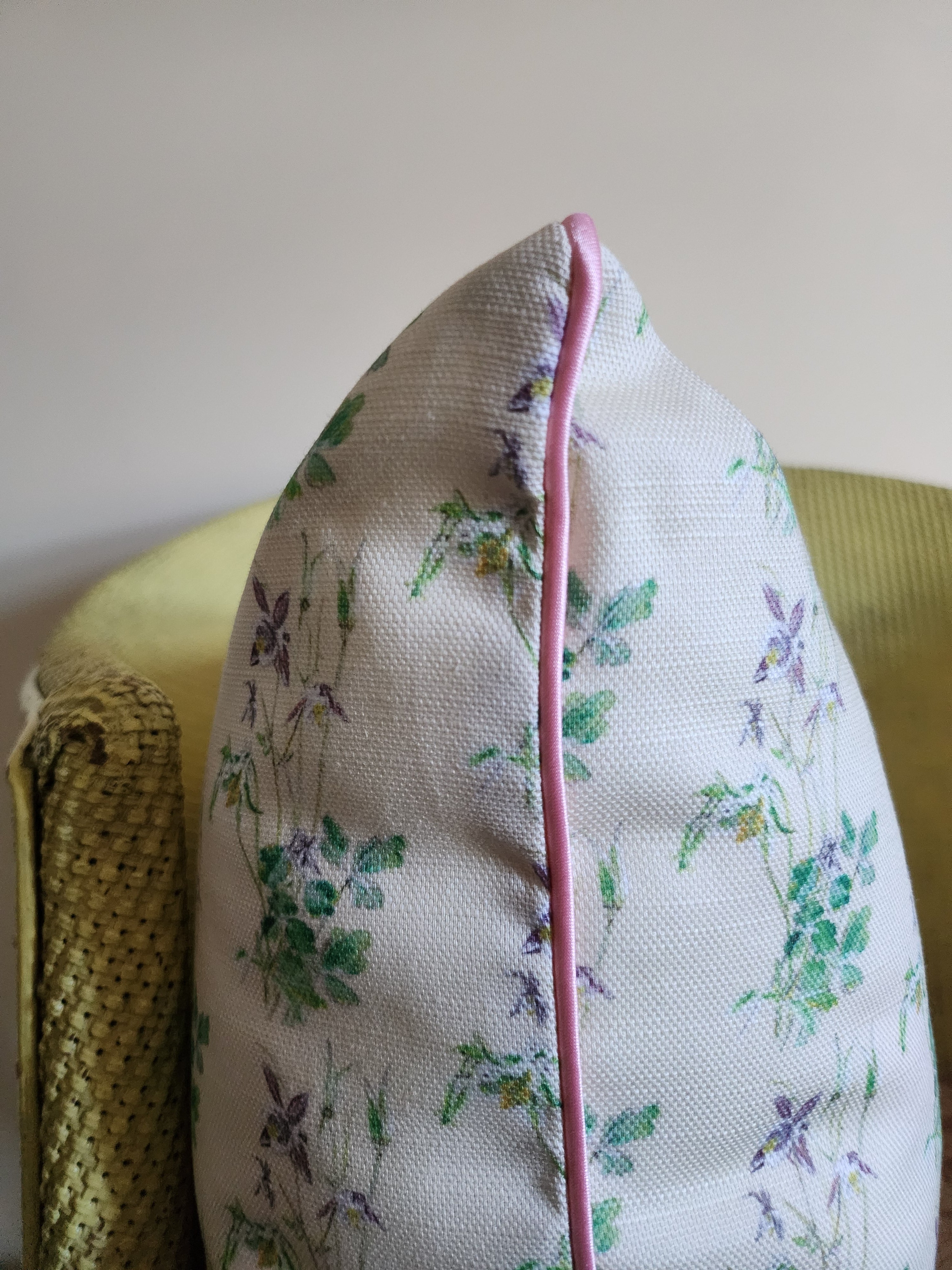 LITTLE AQUILEGIA PINK PIPE cushion