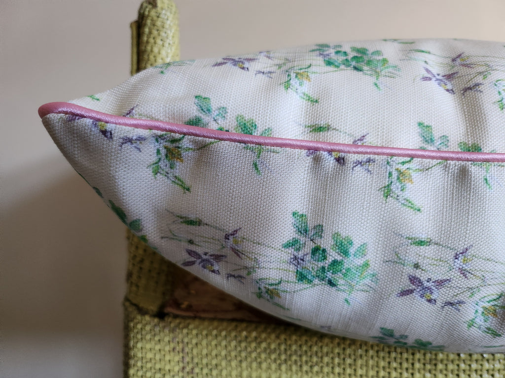 LITTLE AQUILEGIA PINK PIPE cushion