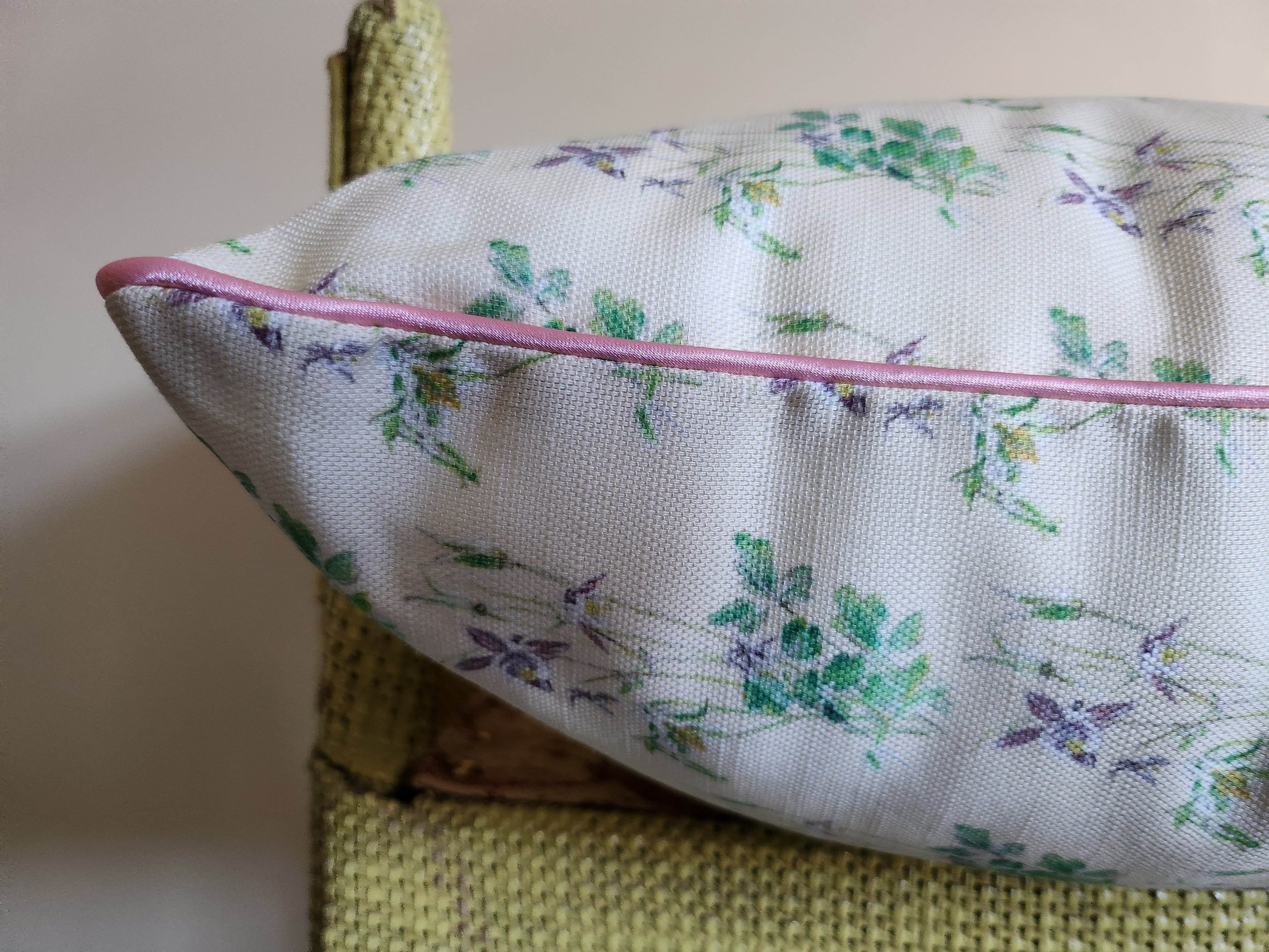 LITTLE AQUILEGIA PINK PIPE cushion
