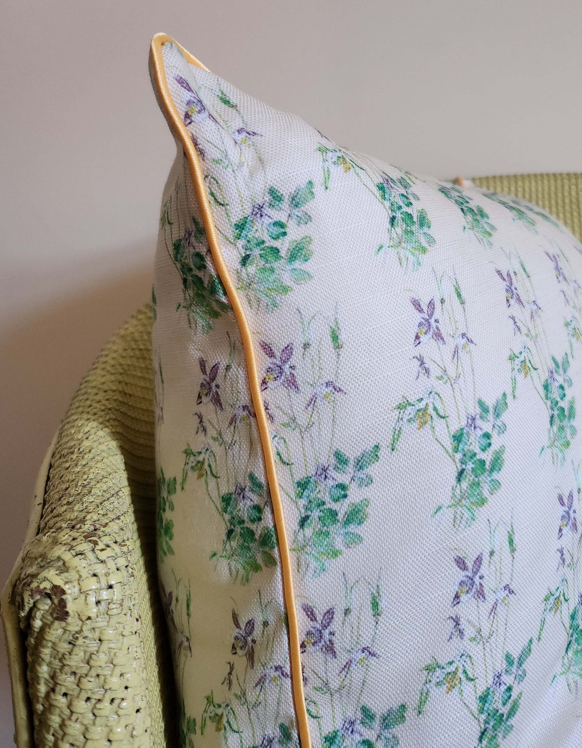 LITTLE AQUILEGIA YELLOW PIPE cushion
