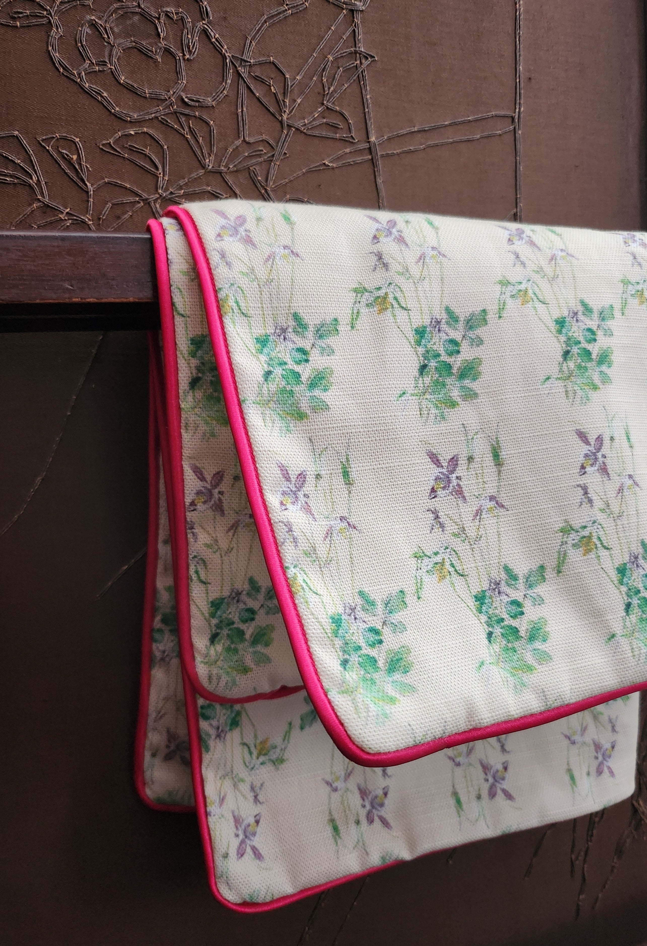 LITTLE AQUILEGIA COUNTRY CHERRY cover