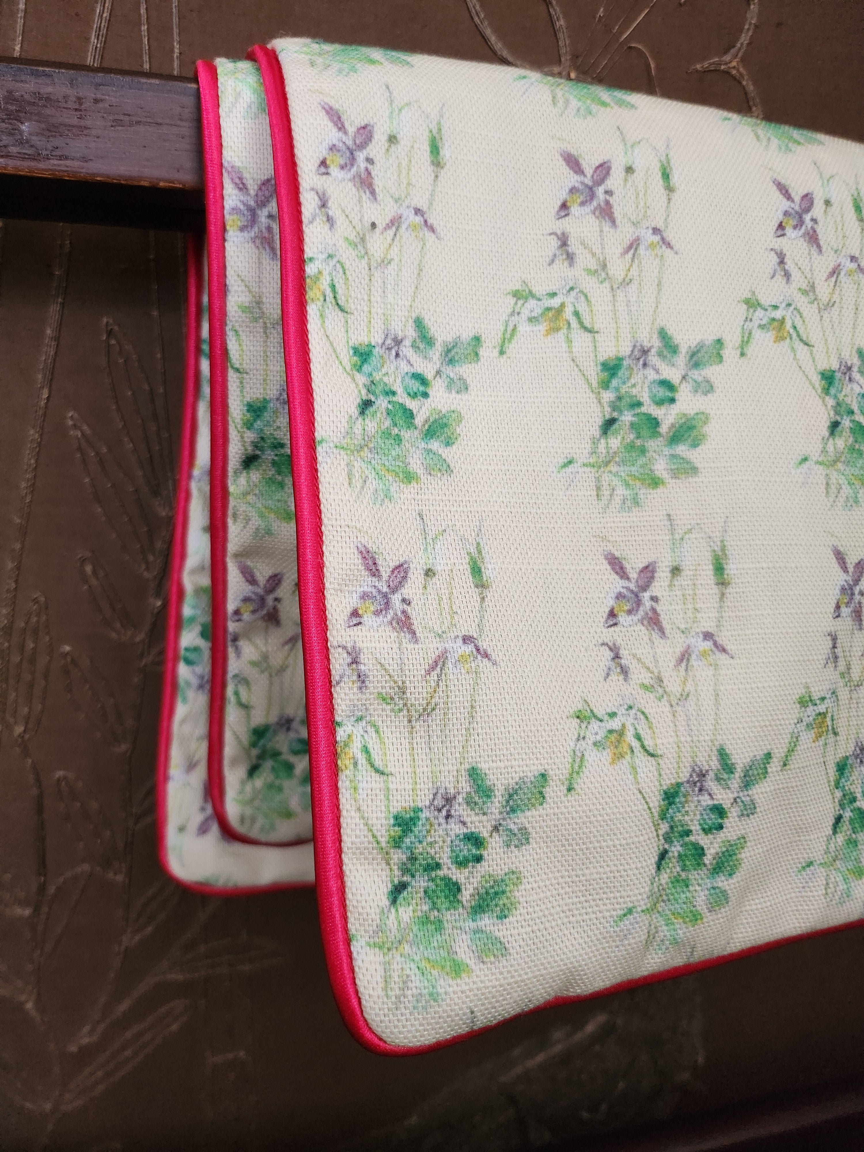 LITTLE AQUILEGIA COUNTRY CHERRY cover